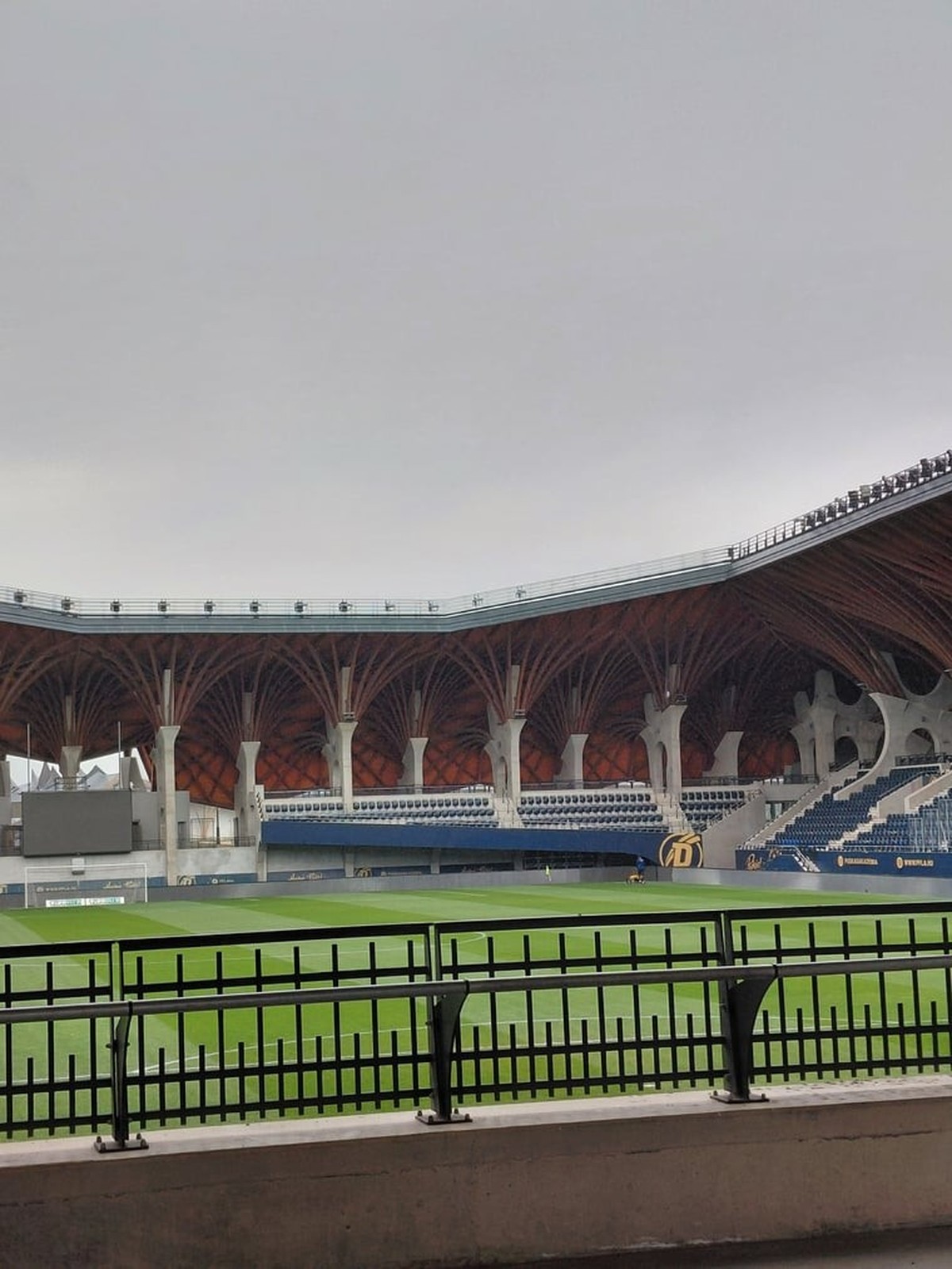 Tout de bois et d'ardoise: la Pancho Arena, dans le village natal d’Orban.