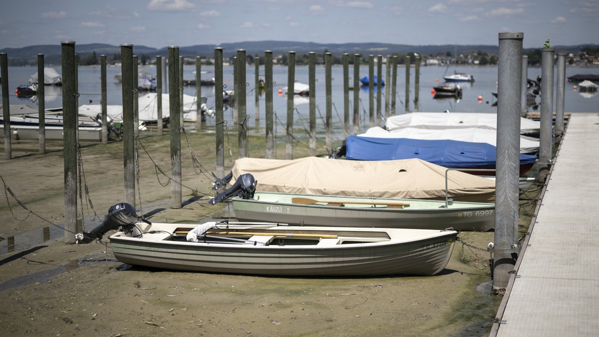 Boote liegen auf dem Trockenen am Untersee, dem westlichen Teil des Bodensees, am Donnerstag, 23. Juli 2026, in Mannenbach-Salenstein. Der See weist fuer die Jahreszeit ein Rekordtief auf. (KEYSTONE/G ...