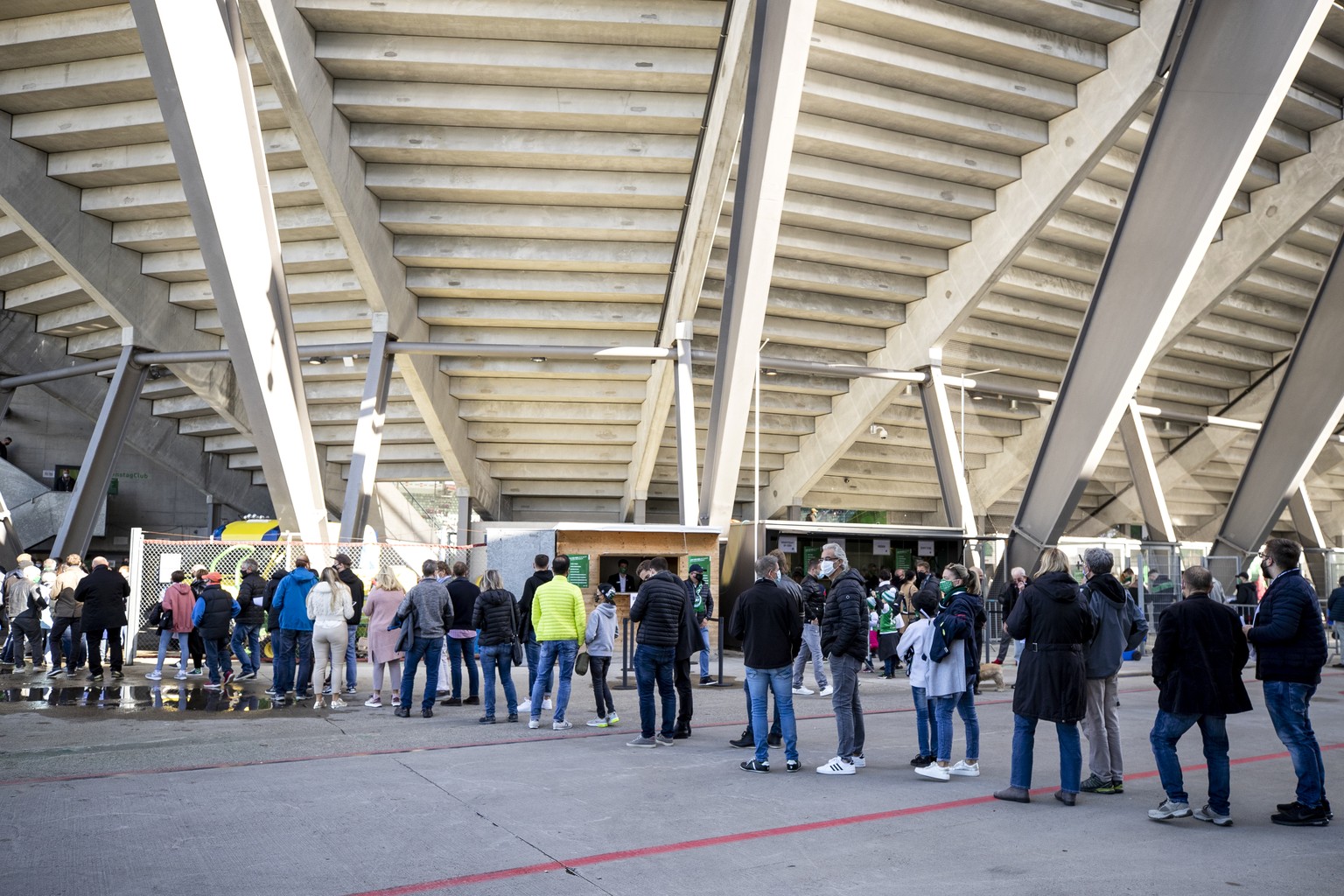 Fans in einer Warteschlange vor dem Fussball Super League Spiel zwischen dem FC St. Gallen und Servette FC, am Sonntag, 4. Oktober 2020, im Kybunpark in St. Gallen. (KEYSTONE/Alexandra Wey)