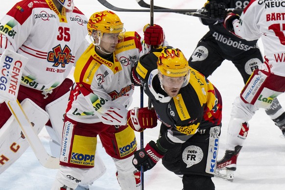 Fribourgs PostFinance Top Scorer Jacob de la Rose, rechts, im Duell mit Biels PostFinance Top Scorer Alexander Yakovenko im Eishockey Spiel der National League zwischen dem HC Fribourg Gotteron und de ...