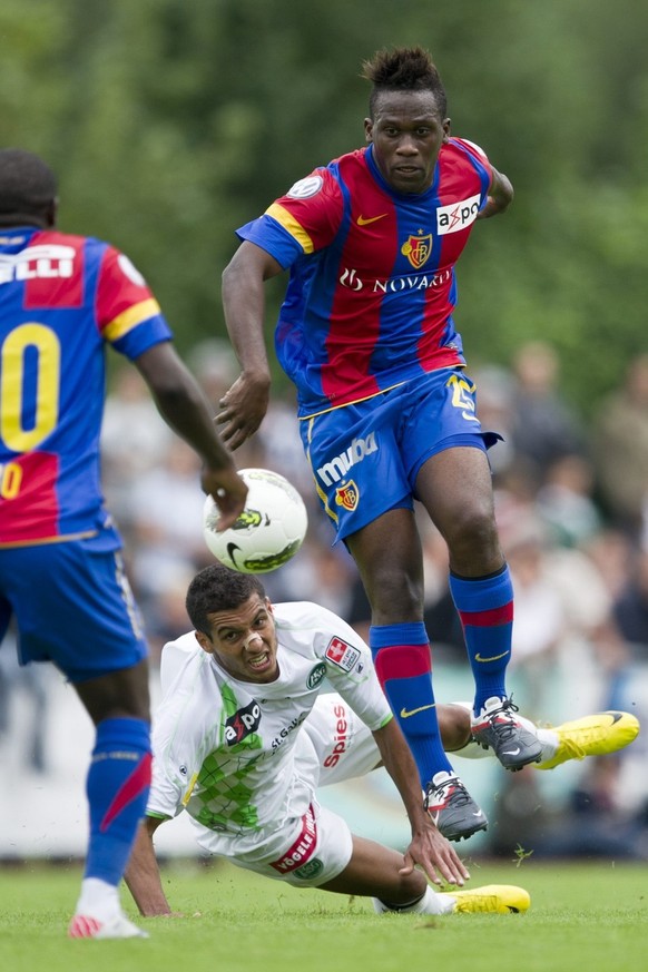 Kafi Nimeley von Basel, Mitte, spielt den Ball gegen Araujo Atila Prado von St. Gallen waehrend dem Testspiel FC St. Gallen gegen FC Basel auf der Sportanlage Rueti in Henau. (KEYSTONE/Ennio Leanza)