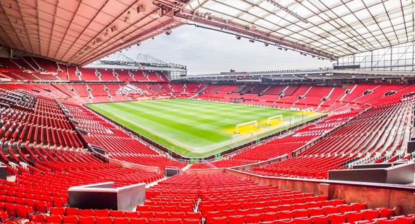 Blick ins Old Trafford mit dem einrangigen Sir Bobby Charlton Stand rechts.