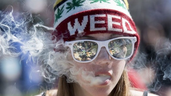 Psychoaktives THC aus Marihuana hilft Senioren gegen chronische Schmerzen. Zu kiffen brauchen sie aber nicht: Medikamente wie Dronabinol liefern denselben Effekt. (Symbolbild)