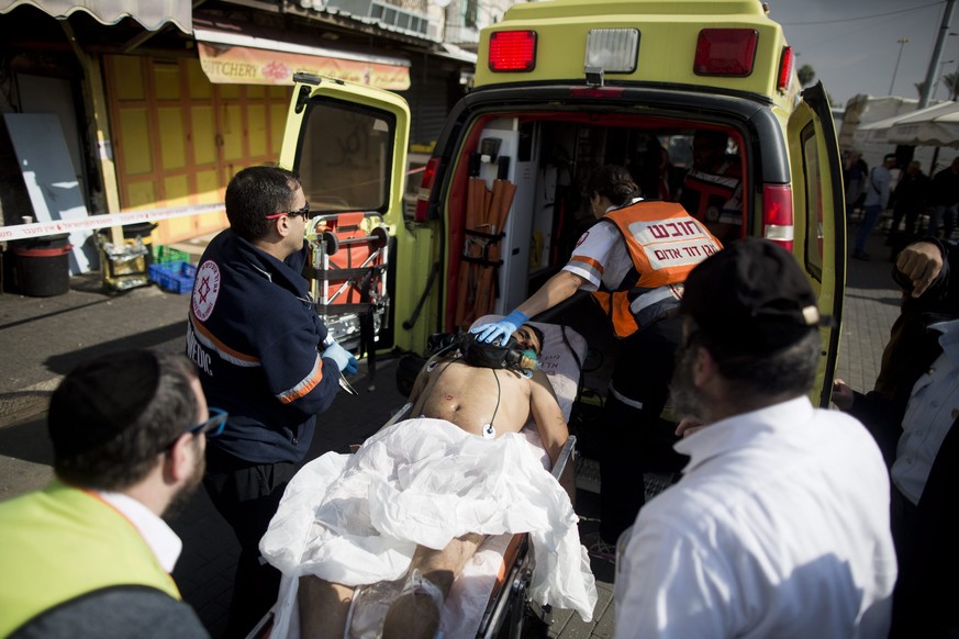 Hier wird der verwundete Angreifer vom Damaskustor ins Krankenhaus gefahren.<br data-editable="remove">