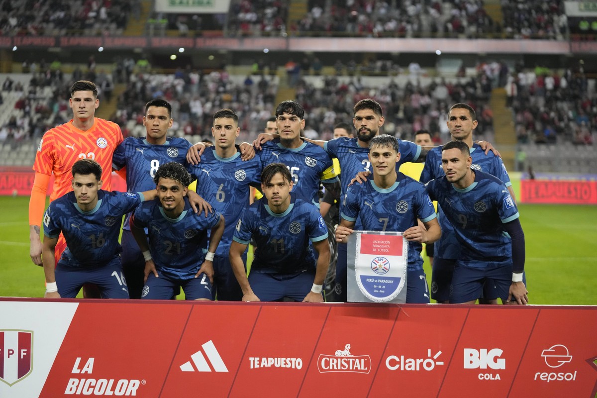 Players of Paraguay pose for a team photo before a World Cup 2026 qualifying soccer match against Peru at the National stadium in Lima, Peru, Tuesday, Sept. 9, 2025. (AP Photo/Martin Mejia)
Peru Parag ...
