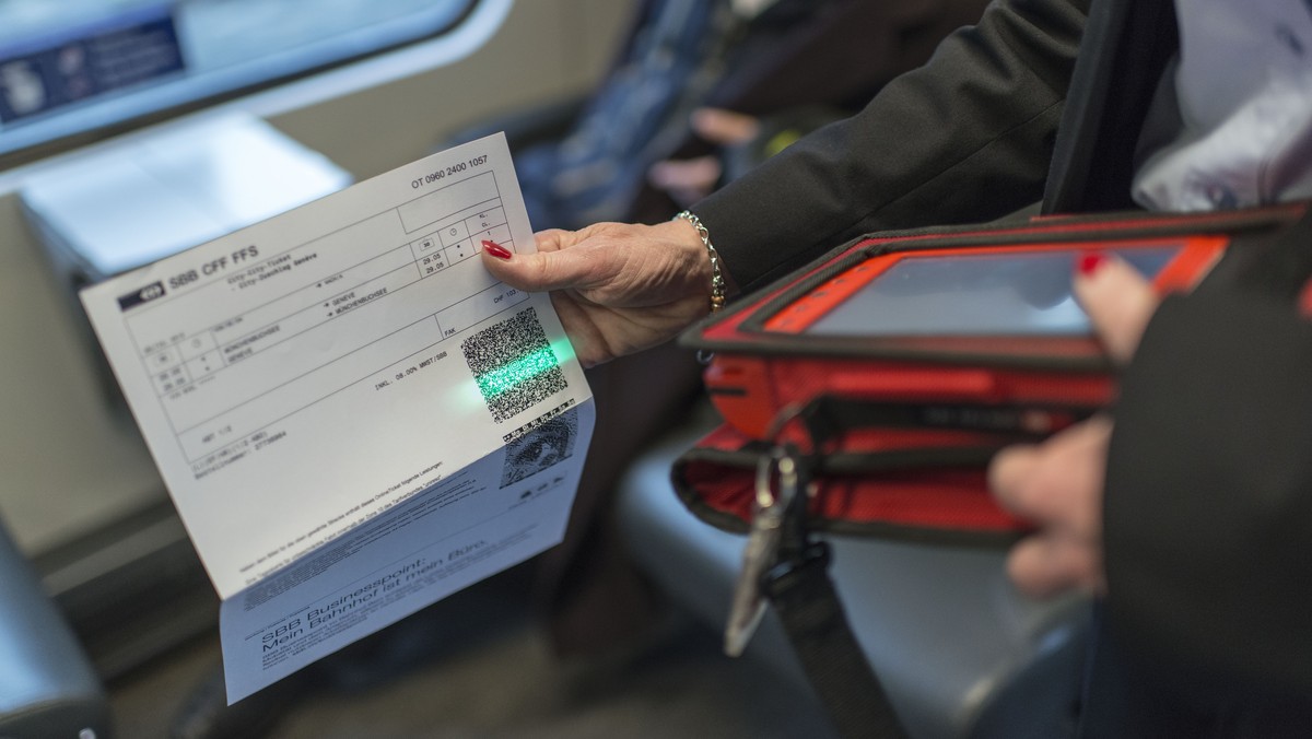 ARCHIV - Train attendant Priska Protmann of Swiss Federal Railways SBB scans a passenger's electronic ticket in the InterCity train from Zurich to Geneva, Switzerland, on May 29, 2013. --- Preisu ...