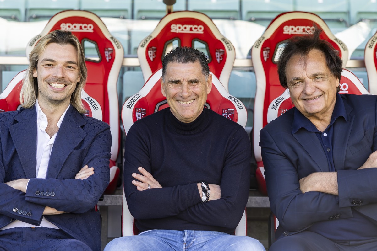 De gauche a droite, Barthelemy Constantin, directeur sportif du FC Sion, Didier Tholot, entraineur du FC Sion, Christian Constantin, president du FC Sion, posent pour le photographe lors d'une co ...