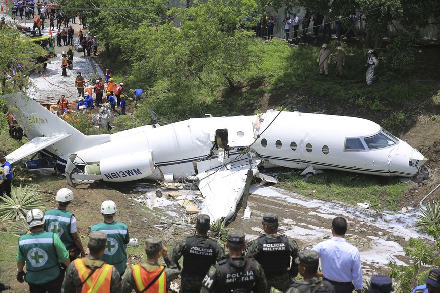 epaselect epa06756483 Authorities work in the area where an executive jet plane with US registration crashed in Tegucigalpa, Honduras, 22 May 2018. The plane, with at least six people on board, crashe ...