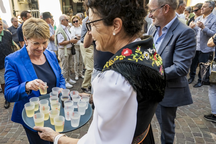 La presidente de la Confederation Viola Amherd, recoit un verre de vin valaisan pendant un aperitif avec la population valaisanne dans la rue du Grand-Pont lors de l&#039;excursion 2024 du Conseil fed ...