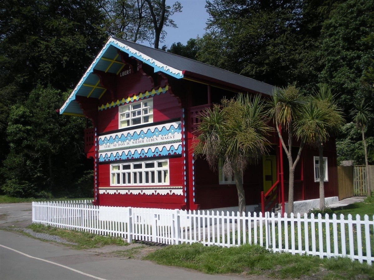 Un chalet au pays de Galles: le Swiss Cottage du parc de Singleton (Swansea, Royaume-Uni), construit par Peter Frederick Robinson après son voyage en Suisse.
https://www.swansea.gov.uk/toletswisscotta ...