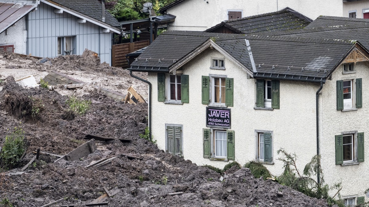 Geroell- und Schlammassen verdecken Haeuser in Schwanden, aufgenommen am Mittwoch, 30. August 2023. Wie die Kantonspolizei am Vorabend mitteilt, zieht sich der Erdrutsch auf eine Laenge von rund 400 M ...