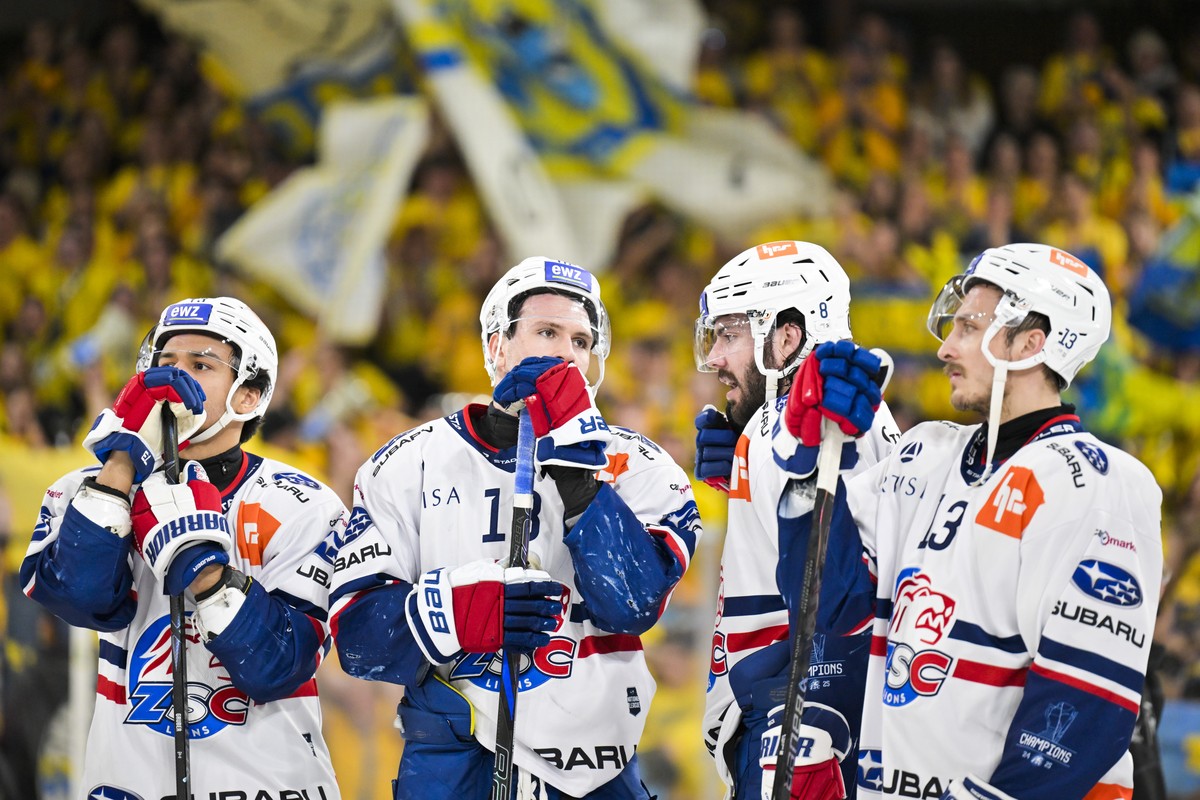 Enttaeuschte Zuercher beim ersten Eishockey Playoff Halbfinalspiel der National League zwischen HC Davos (HCD) und ZSC Lions (ZSC), am Samstag, 4. April 2026, in der zondacrypto-Arena in Davos. (PostF ...