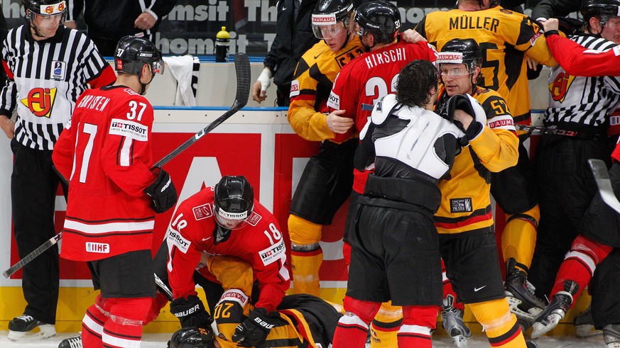 ARCHIVBILD ZUM SDA-TEXT UEBER DEN EISHOCKEY WM-VIERTELFINAL DEUTSCHLAND VS. SCHWEIZ VON 2010 - Massenschlaegerei am Spielende im Viertelfinalspiel der Eishockey Weltmeisterschaft zwischen der Schweiz  ...