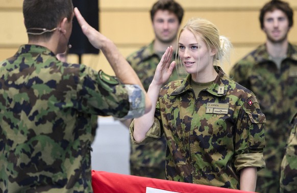 Die Skicross-Fahrerin Priscillia Annen, rechts, waehrend der Brevetierung der Absolventen der Spitzensport Rekrutenschule, am Freitag, 3. Juni 2016, in der Sport-Toto-Halle in Magglingen. 27 Athletinn ...