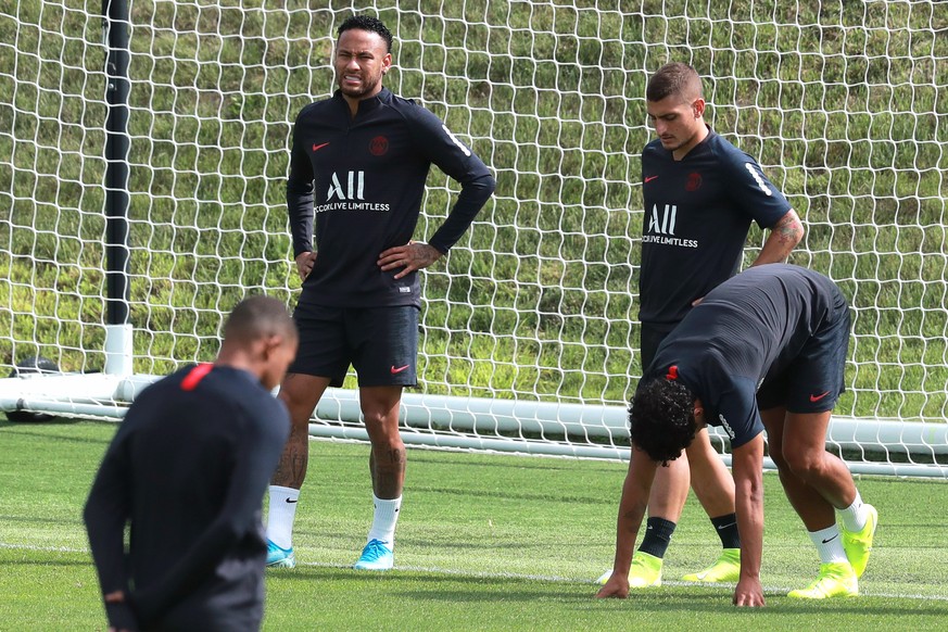 epa07765672 Paris Saint Germain player Neymar Jr (L) and team mates attend a training session at the Camp des Loges sports complex near Paris, France, 10 August 2019. EPA/CHRISTOPHE PETIT TESSON