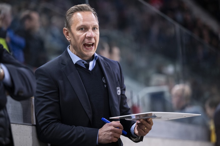 SCB Cheftrainer Jussi Tapola reagiert im Eishockeyspiel der National League zwischen den ZSC Lions und dem SC Bern am Dienstag, 31. Oktober 2023, in der Swiss Life Arena in Zuerich. (KEYSTONE/Ennio Le ...