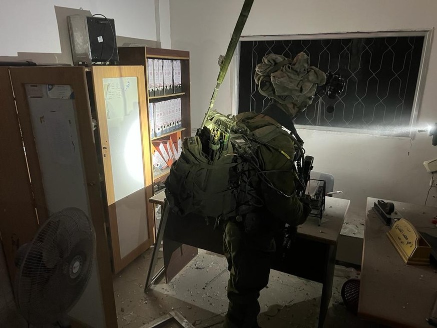 Ein Soldat der Gilvati-Brigade durchsucht einen Raum einer Hamas-Unterkunft.