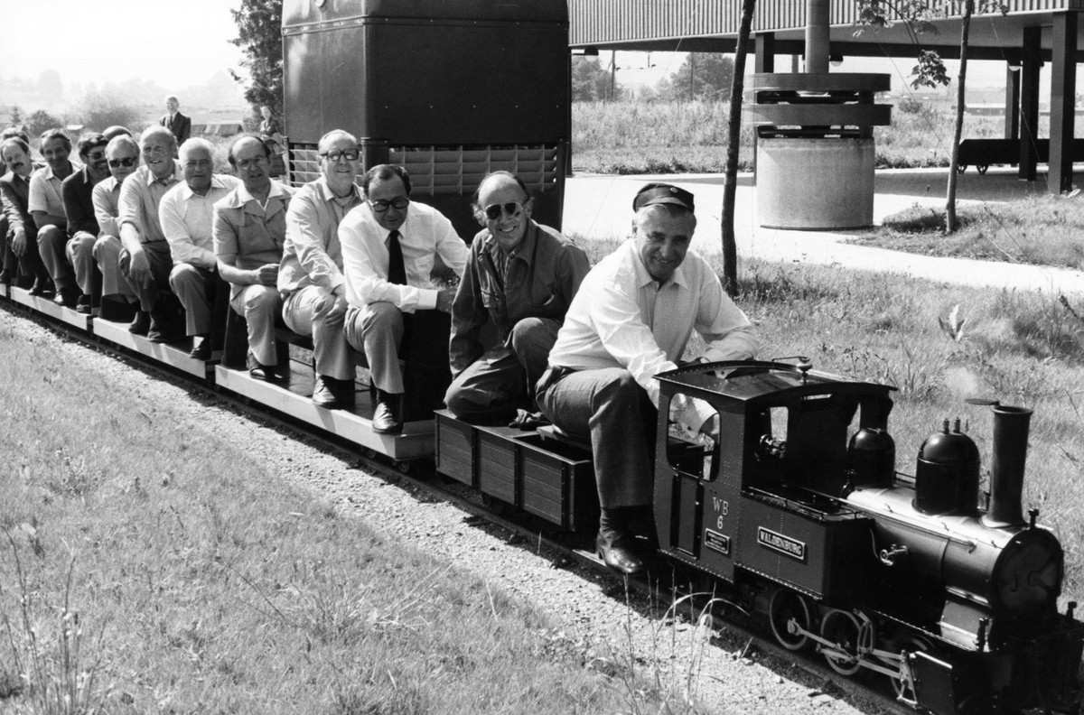 Bundespraesident Fritz Honegger faehrt im Juli 1982 als Lokomotivfuehrer die Bundesraete auf der Bundesratsreise durch das Gelaende des Verkehrshauses der Schweiz in Luzern. Hinter ihm sitzen, von rec ...