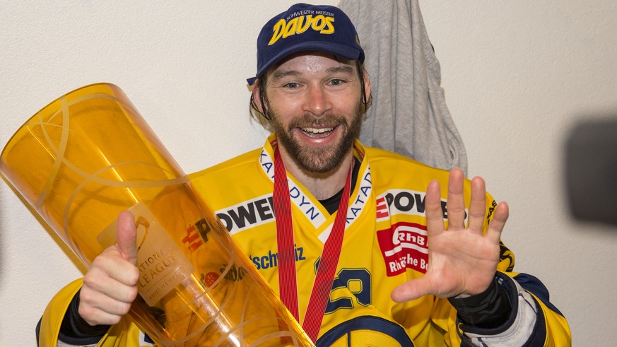 HC Davos Verteidiger Beat Forster mit einem Teil des Meisterpokals zeigt mit seinen Fingern, dass es fuer ihn der sechste Meistertitel ist, in der Garderobe nach dem Titelgewinn und dem Sieg im fuenft ...