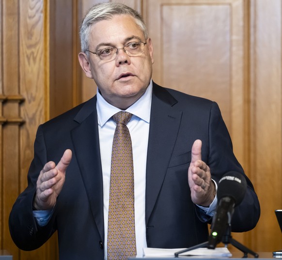 Nationalrat Franz Grueter, SVP-LU, links, spricht neben Nationalrat Gerhard Andrey, GP-FR, rechts, waehrend einer Medienkonferenz der ueberparteilichen Parlamentariergruppe ueber das neue E-ID-Gesetz, ...