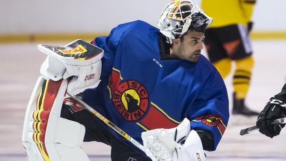 Bern Goalie Niklas Schlegel, links, und SC Bern Goalie Coach Petri Tuononen, rechts, sprechen waehrend dem ersten offiziellen Eistraining der Saison 2019/20, am Montag, 5. August 2019, in der Postfina ...