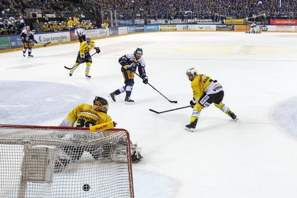 Zugs Santeri Alatalo, Berns Jan Mursak, Berns Torhueter Genoni, Zugs Dennis Everberg und Berns Justin Krueger beim Tor zum 2-2 im zweiten Eishockey Playoff-Finalspiel der National League zwischen dem  ...