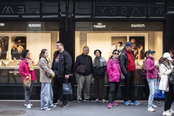 Touristen der 4&#039;000 Personen grossen chinesischen Reisegruppe der Kosmetikfirma &quot;Jeunesse Global&quot; ziehen durch die Stadt Luzern und deren Uhrengeschaefte, am Montag, 13. Mai 2019. (KEYS ...