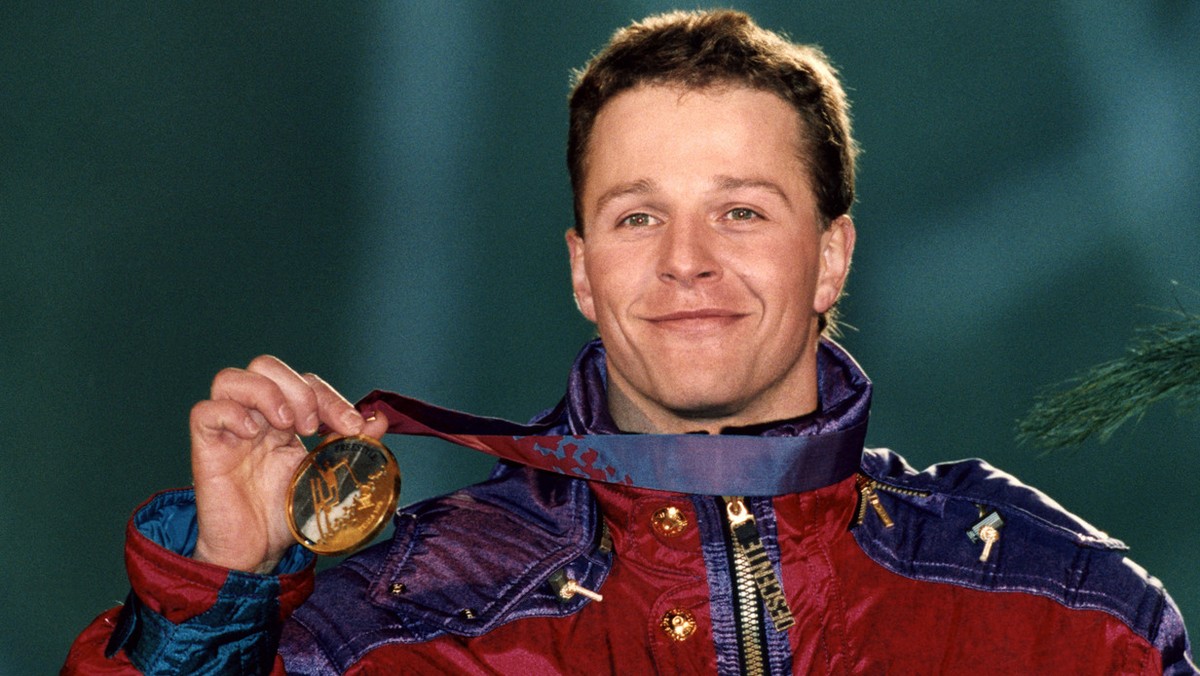Stolz praesentiert der Schweizer Andreas "Sonny" Schoenbaechler seine Goldmedaille im Sprungwettbewerb der Skiakrobaten, aufgenommen am 24. Februar 1994 waehrend der Siegerehrung an den Olym ...