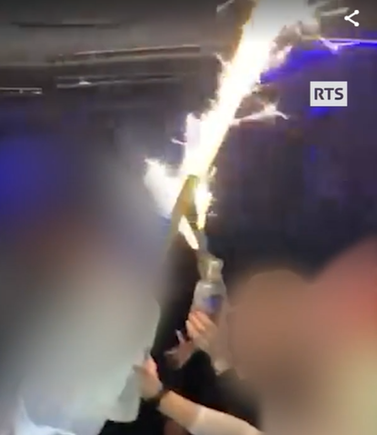 Ein Video aus der Silvesternacht 2019/2020 zeigt, dass ein Kellner schon damals vor dem Schaumstoff an der Decke im «Le Constellation» gewarnt hatte.