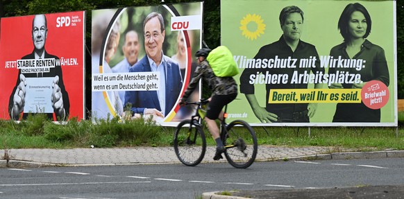 19.08.2021, Hessen, Frankfurt/Main: Ein Radfahrer f