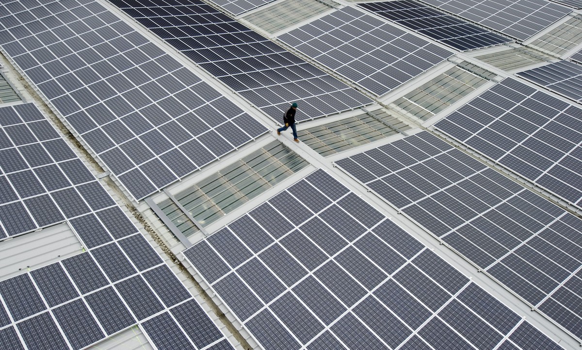 ZUR EIDGENOESSISCHEN ABSTIMMUNG VOM 21. MAI 2017 UEBER DAS ENERGIEGESETZ STELLEN WIR IHNEN ZUM THEMA SOLARENERGIE FOLGENDES BILDMATERIAL ZUR VERFUEGUNG  Une vue generale montre le toit d'une hal ...