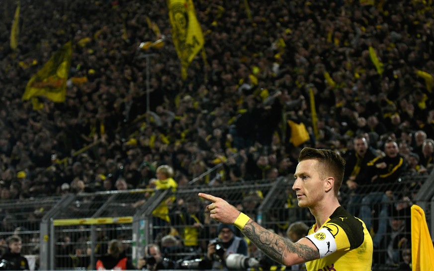 10.11.2018, Nordrhein-Westfalen, Dortmund: Fussball: Bundesliga, Borussia Dortmund - Bayern Muenchen, 11. Spieltag im Signal-Iduna Park. Marco Reus von Dortmund bejubelt das 2:2 gegen Muenchen. (KEYST ...