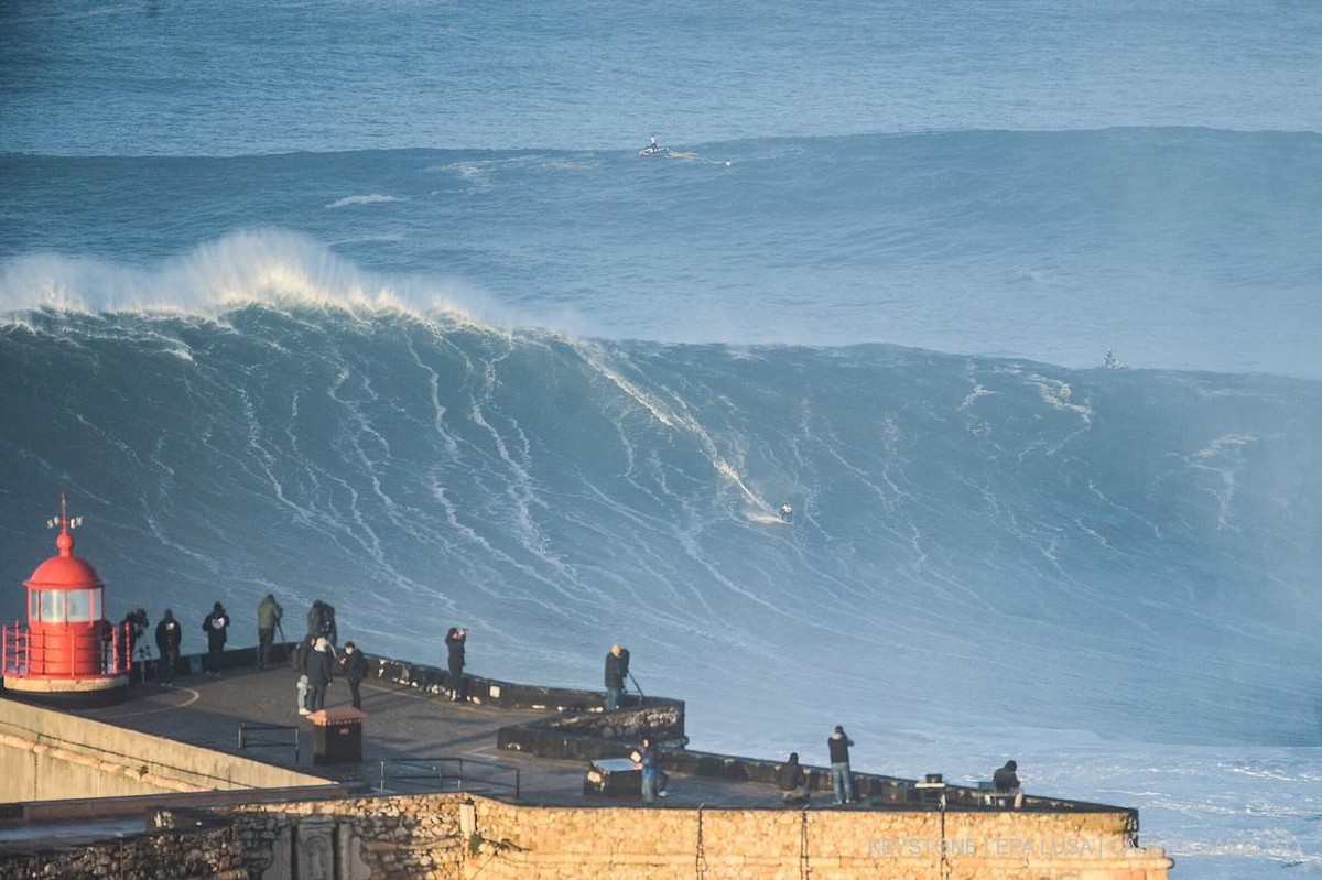 Un surfeur en action lors de l'événement big wave dans la mer de Praia do Norte, à Nazare, au Portugal 08 janvier 2022.