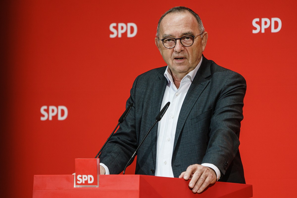 epa09571124 Social Democratic Party (SPD) co-chairman Norbert Walter-Borjans speaks during a press conference following committee meetings at the party's headquarters in Berlin, Germany, 08 Novem ...