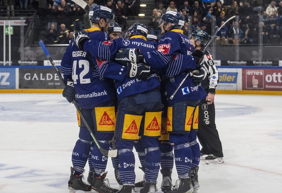 Die Zuger feiern das Tor zum 3:0 beim Eishockey Meisterschaftsspiel der National League zwischen dem EV Zug und dem Lausanne HC am Mittwoch, 4. Januar 2023 in Zug. (KEYSTONE/Urs Flueeler).