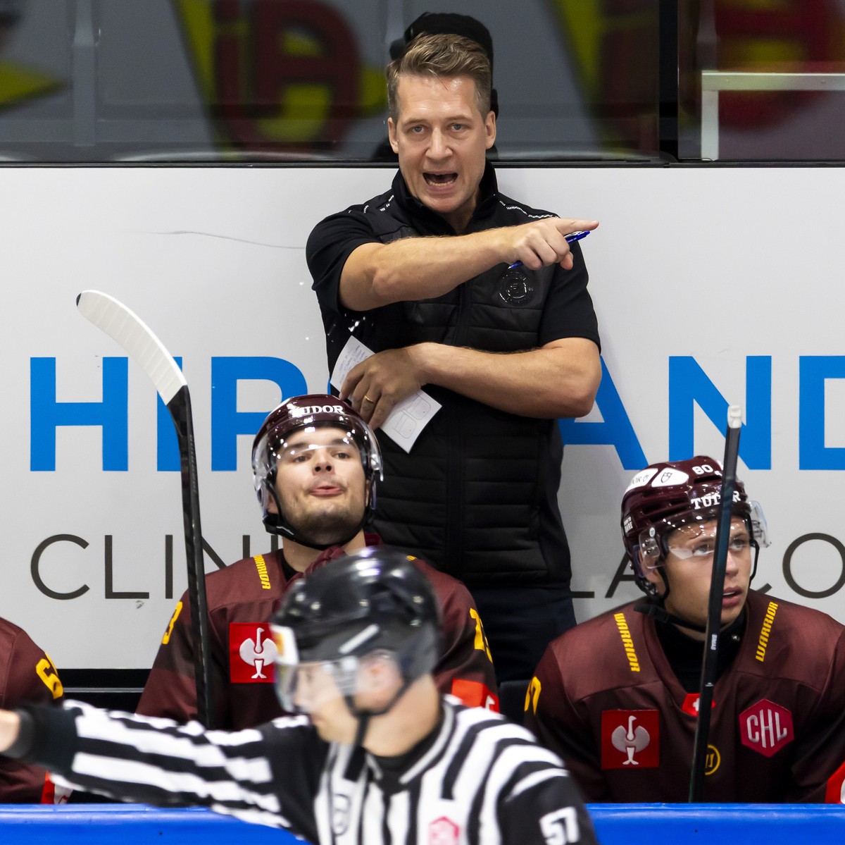 Geneve-Servette's head coach Sam Hallam gestures, during a Champions Hockey League game between Geneve-Servette HC (SUI) and Eisbaren Berlin (GER), at the ice stadium Les Vernets, in Geneva, Swit ...