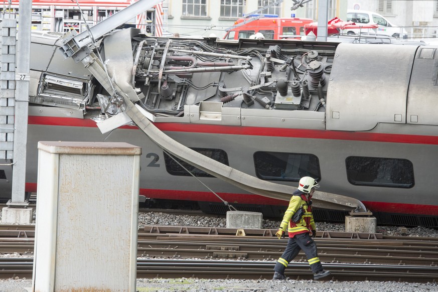 ARCHIV - ZUR HEUTIGEN PRESSEKONFERENZ NACH DEN ENTGLEISUNGEN IN BERN UND LUZERN STELLEN WIR IHNEN DIESES ARCHIVBILD ZUR VERFUEGUNG -Ein umgekippter Wagen eines Eurocity-Neigezugs, aufgenommen am Mittw ...