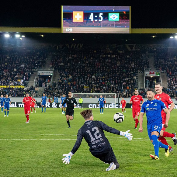 Lucerne, Switzerland, November 9th 2025 Andre Santos Brazil scoring goal during the Jogo Dos Famosos match between Ronaldinho and Friends and Swiss Legends at Swissporarena, Lucerne, Switzerland. Pris ...