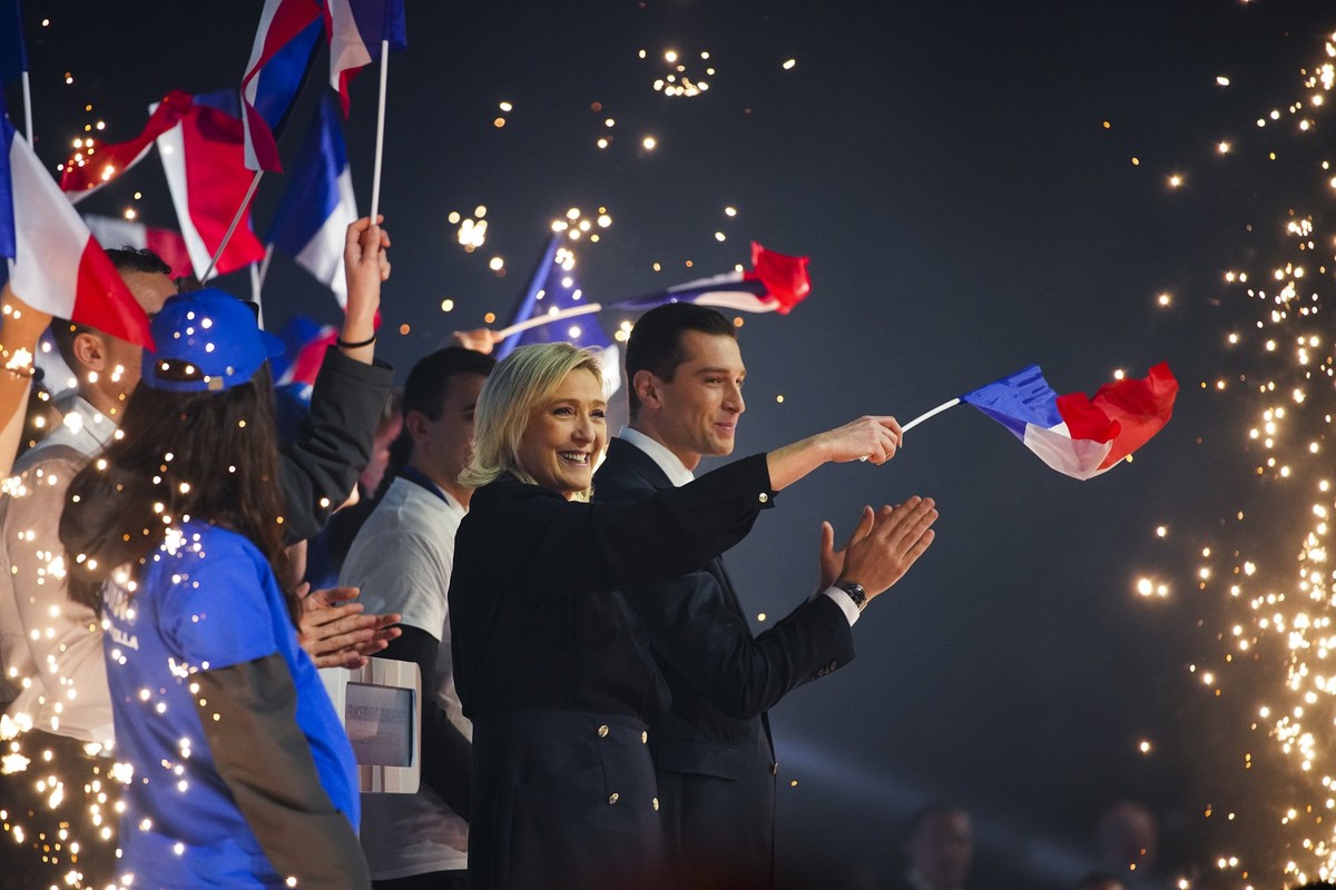 Marine Le Pen et Jordan Bardella, saluent leurs partisans lors d'une réunion à Marseille, dans le sud de la France, dimanche 3 mars 2024.