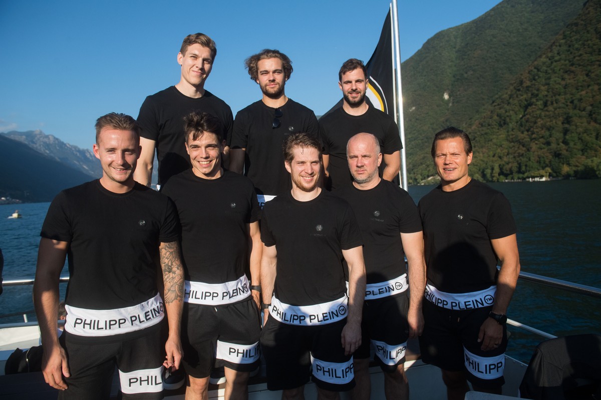 Die Spieler Ryan Spooner, Atte Ohtamaa, Reto Suri, Sandro Zangger, Dominic Lammer, Sandro Zurkirchen, Assistenztrainer Stefan Nyman und Trainer Sami Kapanen, von links, an der Vorsaison-Medienkonferen ...