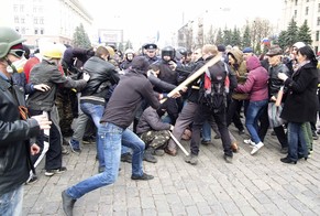 Gewaltbereite Aktivisten lösen die Gegendemonstration auf.