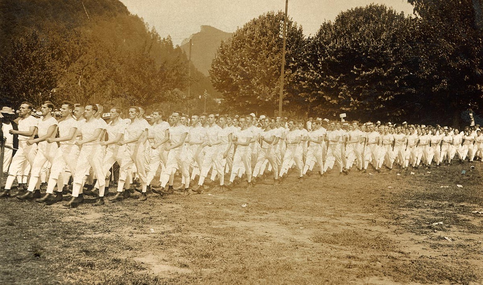 Strammer Marsch am kantonal-solothurnischen Turnfest in Olten, 1921.