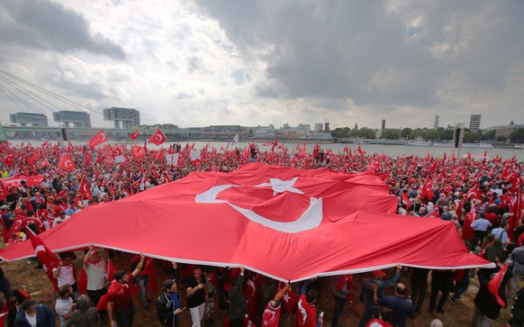epa05450011 Supporters and protestors wave Turkish flags at the start of a pro-Erdogan rally in Cologne, Germany, 31 July 2016. Extra police have been deployed to Cologne where tens of thousands of pr ...