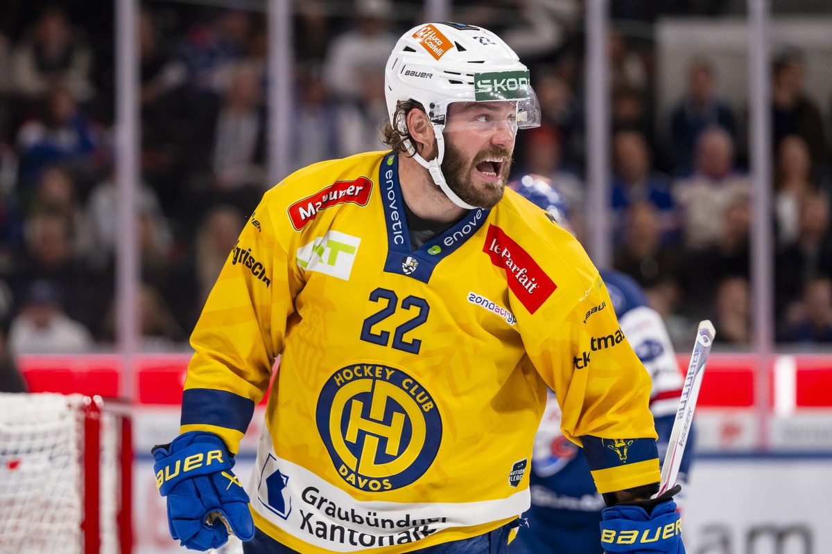 Brendan Lemieux (HCD) jubelt nach seinem Tor zum 1:2 im vierten Spiel vom Playoff Halbfinal der Eishockey National League zwischen den ZSC Lions (ZSC) und dem HC Davos (HCD) am Freitag, 10. April 2026 ...