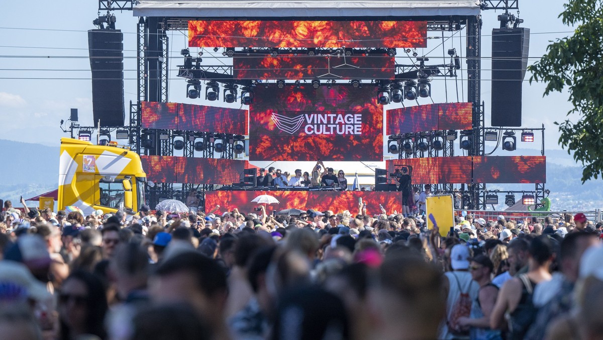 Thousands of participants dancing through the streets during the 31th Street Parade in the city center of Zurich, Switzerland, Saturday, August 10, 2024. The annual dance music event Street Parade run ...