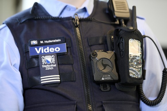 Eine Polizeipuppe mit Body-Cam an einer Medienkonferenz in Zuerich, am Dienstag, 13. Dezember 2016. Die Zuercher Stadtpolizei orientierte ueber das Projekt Polizeiarbeit in urbanen Spannungsfeldern (P ...