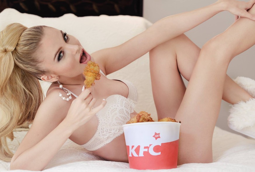 Räkelnde Russinnen mit Kentucky Fried Chicken sind ein Trend. Oder vielleicht: Kunst
