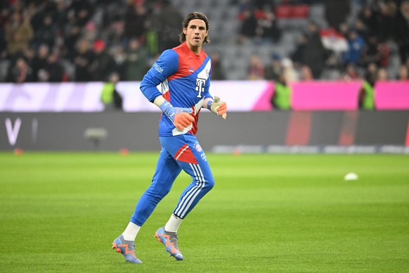 28.01.2023, Bayern, M�nchen: Fu�ball: Bundesliga, Bayern M�nchen - Eintracht Frankfurt, 18. Spieltag in der Allianz Arena, M�nchens Torh�ter Yann Sommer w�rmt sich vor dem Spiel auf. WICHTIGER HINWEIS ...