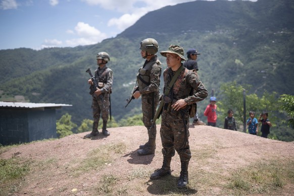 Guatemalan soldiers stand guard in Ampliaci