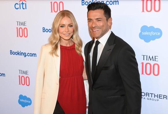 2024 Time100 Gala - Arrivals NEW YORK, NEW YORK - APRIL 25: Kelly Ripa L and Mark Consuelos attends the 2024 Time100 Gala at Jazz at Lincoln Center on April 25, 2024 in New York City, New York. Photo: ...